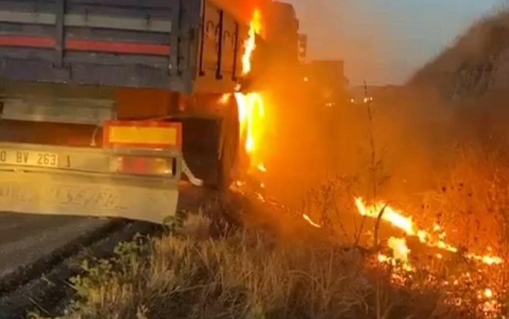 Mustafakemalpaşa’da tırda çıkan yangın otluk alana sıçradı Bursa'nın Mustafakemalpaşa ilçesinde, seyir halindeki bir tırda çıkan yangın otluk