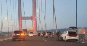 Osmangazi Köprüsü'nden İstanbul istikametine giden çok sayıda aracın lastiği köprü