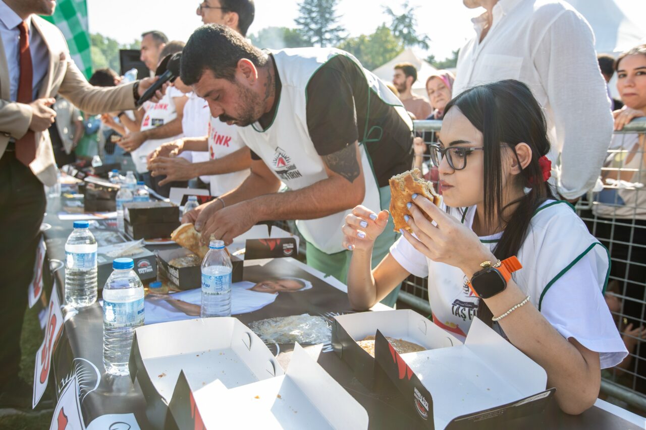 Bursa’da 2. Gastronomi Festivali'nde düzenlenen yarışmalarda 8 tahinli pide yiyen