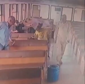 İstanbul'da, vapursa yolculuk yapan bir şüpheli yolculardan birinin saçını çakmakla