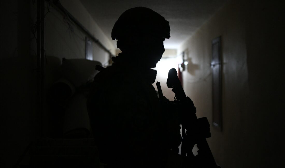 Bursa Emniyet Müdürlüğü ekipler, Mustafakemalpaşa ilçesinde helikopter destekli uyuşturucu operasyonu