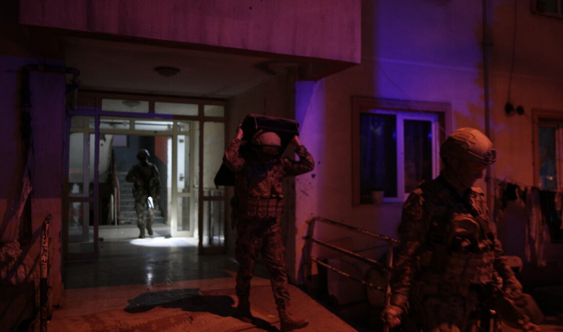 Bursa'nın Mustafakemalpaşa ilçesinde gerçekleştirilen helikopter destekli uyuşturucu operasyonunda 135 zehir