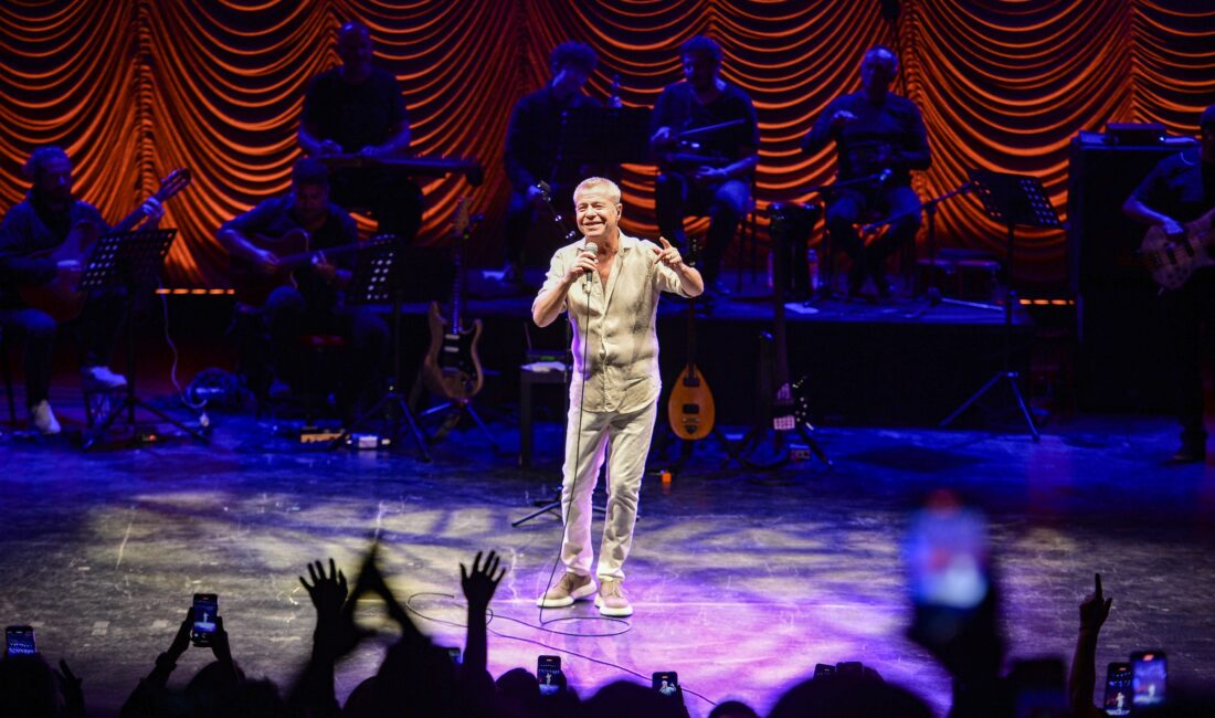 Levent Yüksel Bursa’da hayranlarıyla buluştu Bursa Kültürpark Açıkhava sahnesinde konser veren şarkıcı Levent Yüksel, dinleyenlere