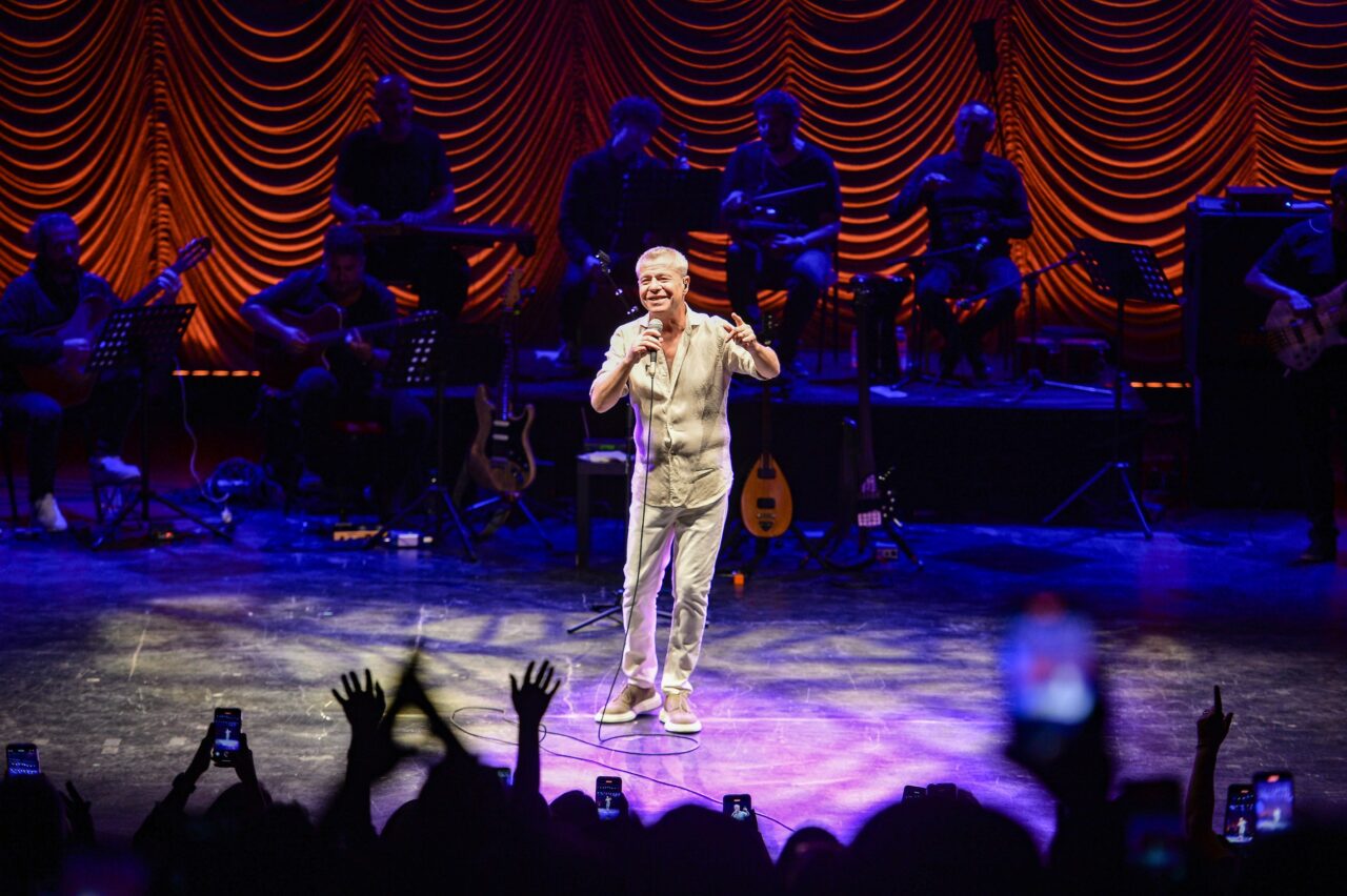 Bursa Kültürpark Açıkhava sahnesinde konser veren şarkıcı Levent Yüksel, dinleyenlere