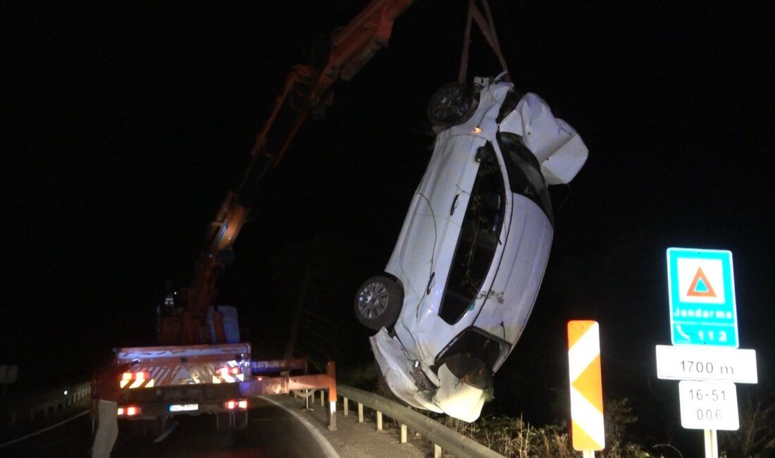 Bursa’da şarampole düşen otomobildeki 2 kişi yaralandı Bursa'nın Nilüfer ilçesinde, şarampole devrilen otomobilde bulunan 2 kişi yaralandı.