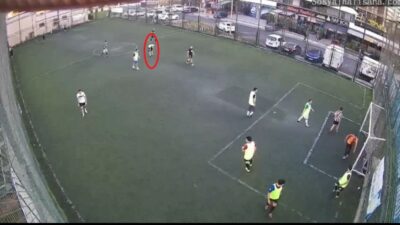 Bursa'nın Nilüfer ilçesinde, arkadaşlarıyla halı sahada futbol oynayan bir genç,