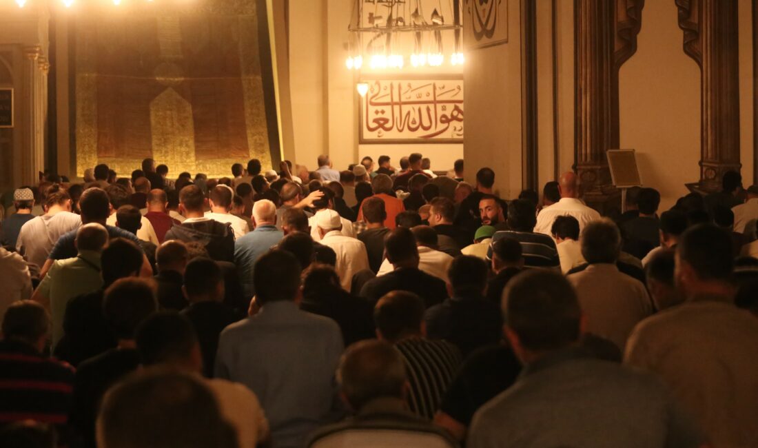 Bursa’da Mevlit Kandili idrak edildi Bursa'da vatandaşlar, Mevlit Kandili dolayısıyla tarihi Ulu Camii'de namaz kılıp
