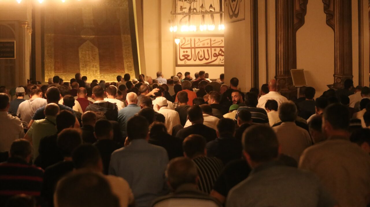 Bursa'da vatandaşlar, Mevlit Kandili dolayısıyla tarihi Ulu Camii'de namaz kılıp