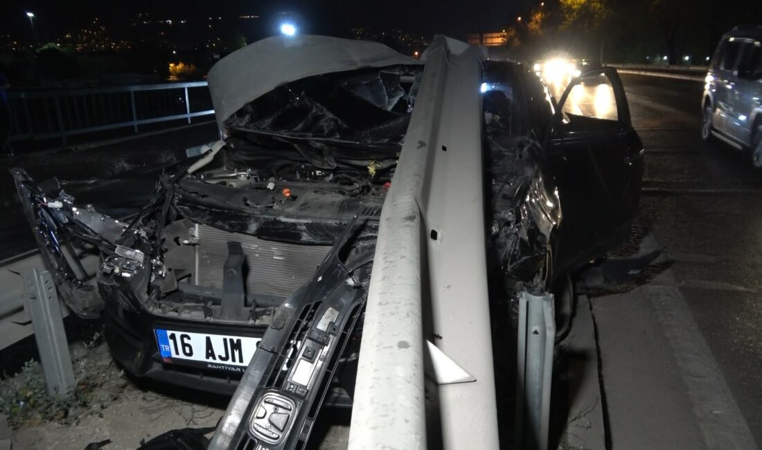 Bursa’da kaza yapan sürücü kayıplara karıştı Bursa'nın Osmangazi ilçesinde, otomobiliyle refüje çarpan sürücü olay yerinden kaçtı.