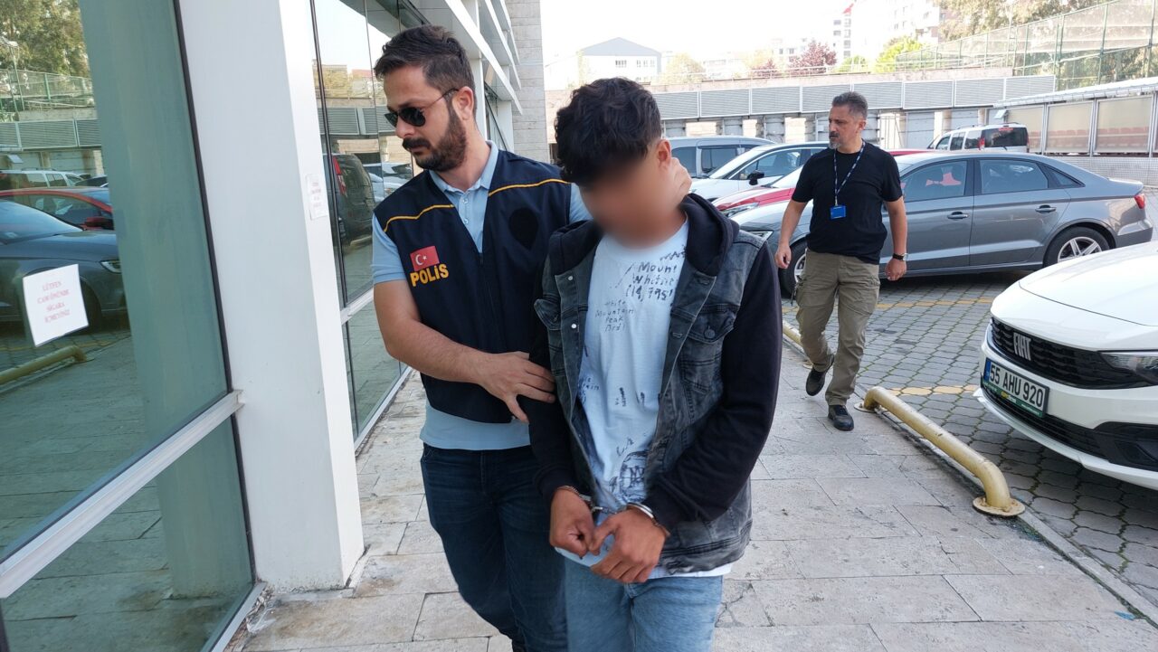 Bursa Emniyet Müdürlüğü tarafından göçmen kaçakçılığı suçlamasıyla aranan Afganistan uyruklu