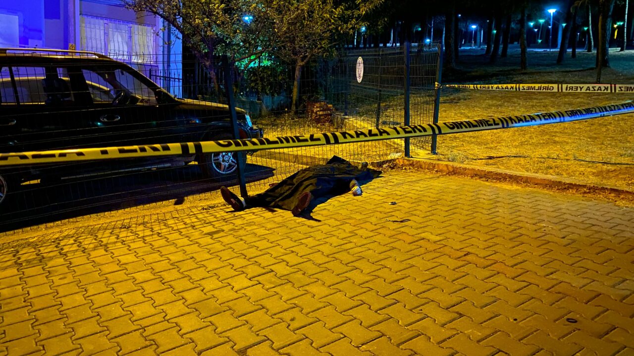 Bursa’nın Nilüfer ilçesinde silahlı saldırıya uğrayan Bülent Karakuş hayatını kaybetti.