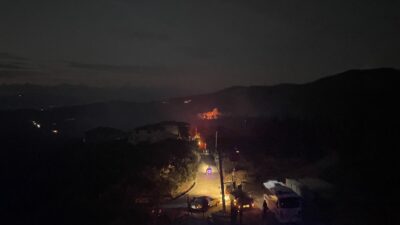 Bursa’nın Mudanya ilçesinde ormanlık alanda çıkan yangına havadan ve karadan