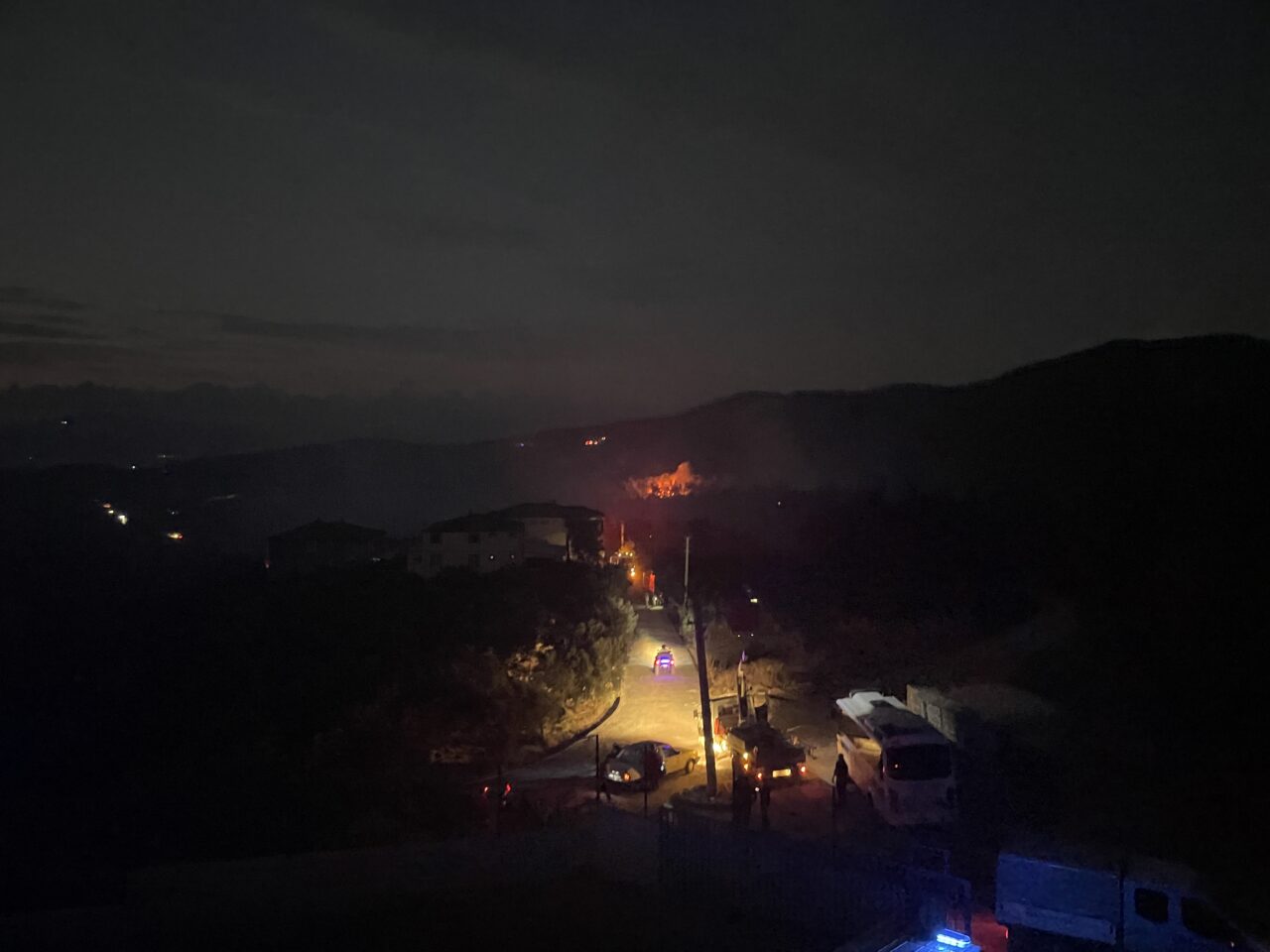 Bursa’nın Mudanya ilçesinde ormanlık alanda çıkan yangına havadan ve karadan