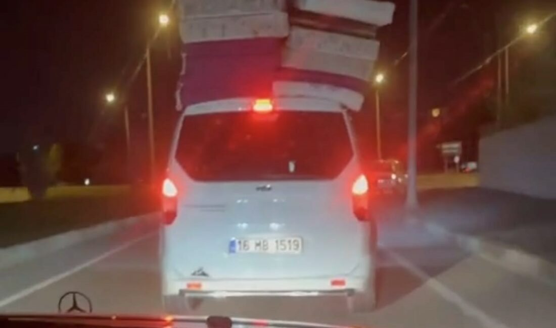 Bursa’da arabanın üstüne bağladığı yataklarla tehlike saçtı Bursa'nın İnegöl ilçesinde, bir aracın üstüne onlarca yatak bağlayıp seyahat