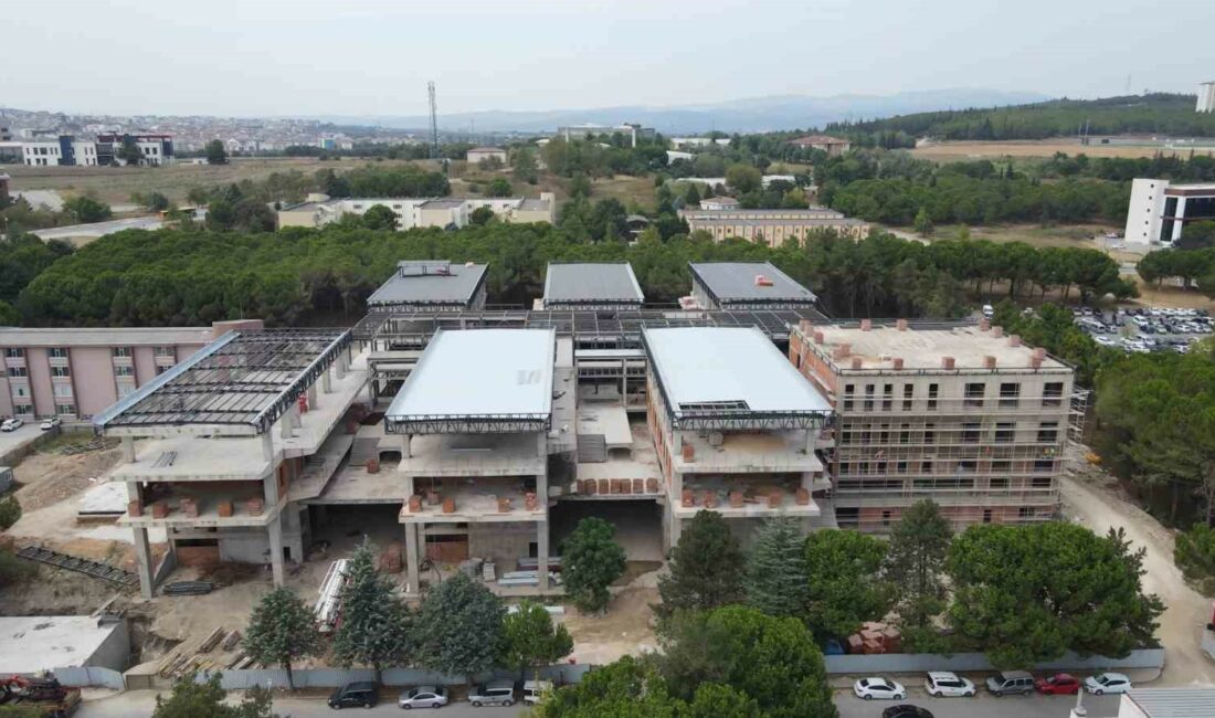 Uludağ Üniversitesi’ndeki bu derslikte 2 bin 500 öğrenci ders görecek Bursa Uludağ Üniversitesi’nde (BUÜ) inşa edilen merkezi dersliklerde aynı anda