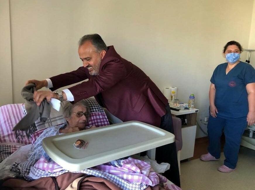 Bursa Büyükşehir Belediye Başkanı Alinur Aktaş, felç hastası Sayide Ağır'ı