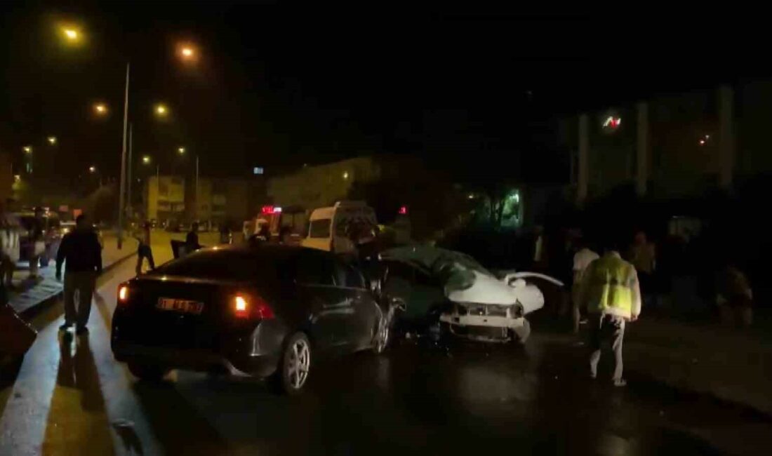 Bursa’da trafik kazasında 2 kişi yaralandı Bursa'nın Yıldırım ilçesinde gece saatlerinde meydana gelen trafik kazasında 1'i