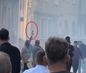 Bursa’da düğünde magandalar yine sahnede Bursa’nın Yıldırım ilçesindeki bir düğün eğlencesinde bazı şüpheliler sokak arasında