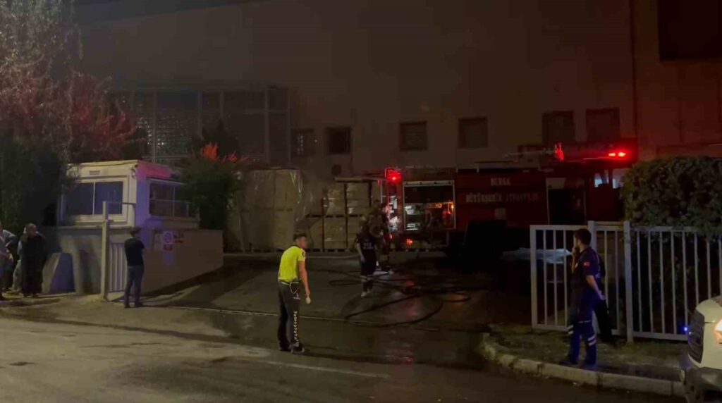 Bursa’da iplik fabrikasında çıkan yangın söndürüldü Bursa'nın Osmangazi ilçesinde, organize sanayi bölgesindeki bir iplik fabrikasında çıkan