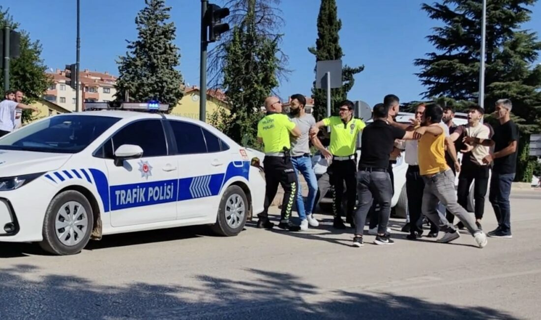 İnegöl’de eşine çarpan sürücüye saldırdı Bursa'nın İnegöl ilçesinde bir kişi, çocuklarıyla birlikte, araçla eşine saldıran