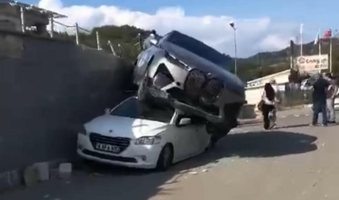 Bursa'nın Osmangazi ilçesinde, kontrolden çıkan cip, park halindeki bir otomobilin