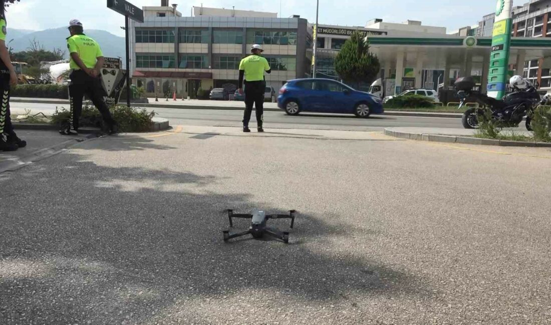 Bursa’da yayalara yol vermeyenlere ceza kesildi Bursa Emniyet Müdürlüğü ekiplerince gerçekleştirilen uygulamada, yayalara yol vermeyen araç