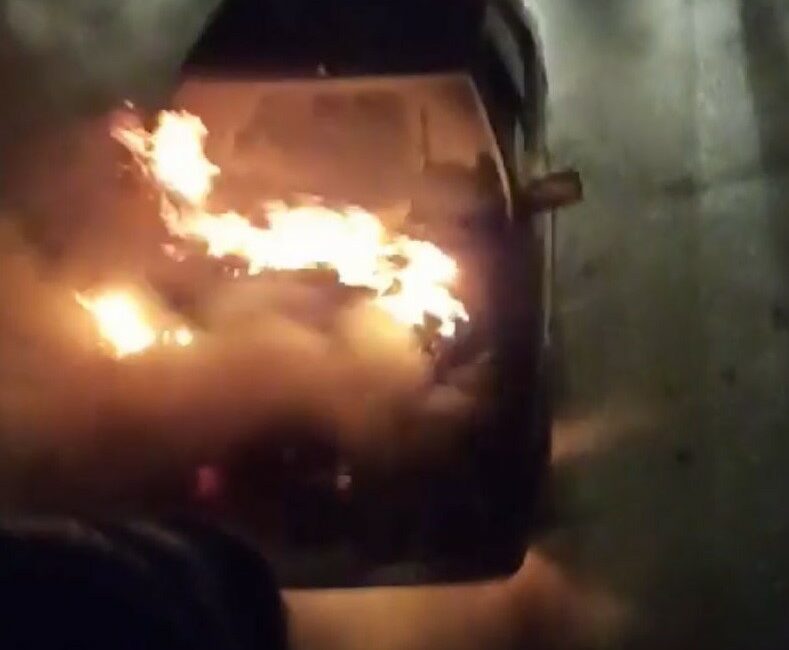 Gemlik’te seyir halindeki otomobilde yangın çıktı Bursa'nın Gemlik ilçesinde, seyir halindeki bir otomobilde çıkan yangın söndürüldü.