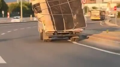 Bursa'nın Osmangazi ilçesinde, akan trafikte aşırı yükle seyreden kamyonet kameralara