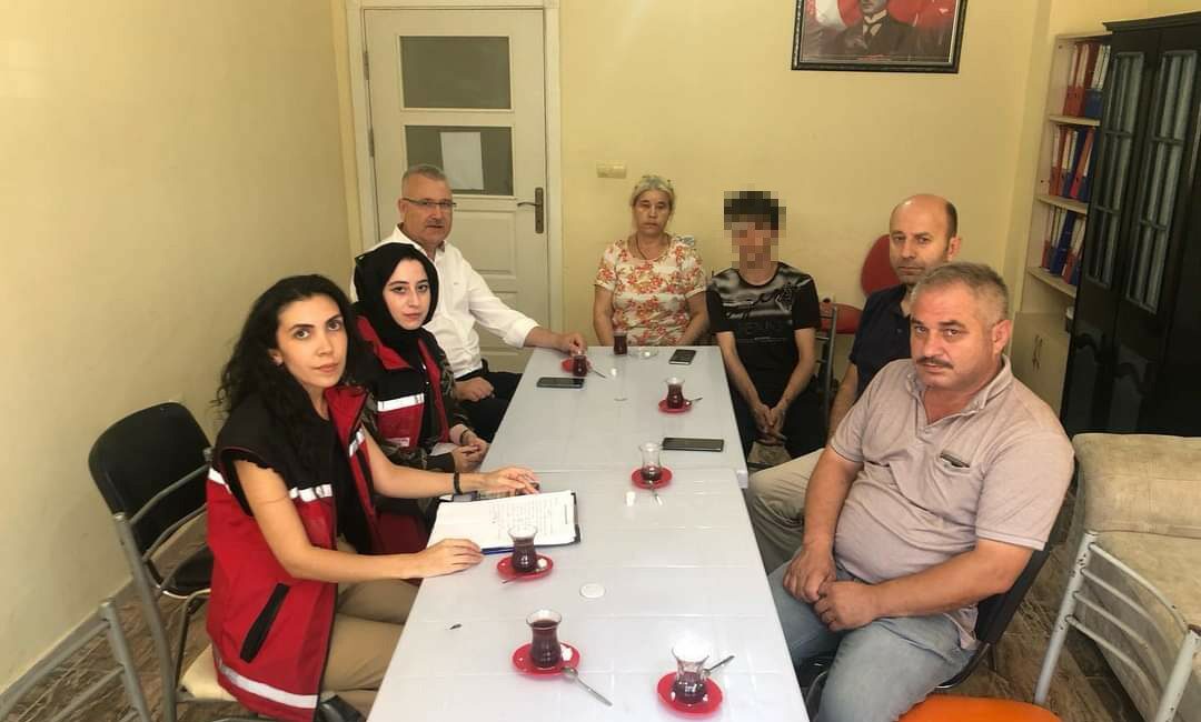 Bursa'nın Karacabey ilçesinde, silahla tehdit edip darbettikleri gencin vidosunu yayınlayan