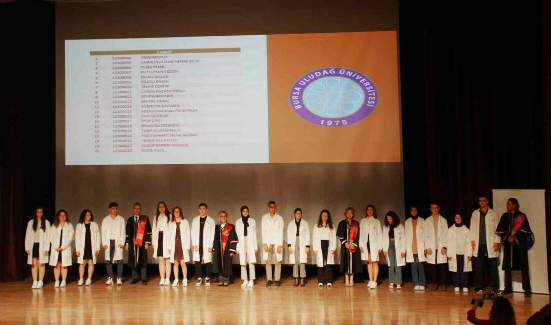 Uludağ Üniversitesi’nde hekim adayları beyaz önlüklerini giydi Bursa Uludağ Üniversitesi (BUÜ) Tıp Fakültesi’ne başlayan öğrenciler beyaz önlüklerini