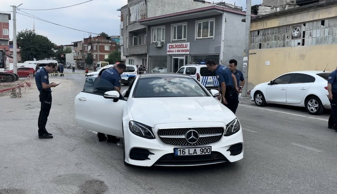Bursa’da 2 kişiye eş zamanlı silahlı saldırı Bursa'nın Osmangazi ilçesinde görüştükten sonra ayrılan 2 arkadaş, kimliği belirsiz