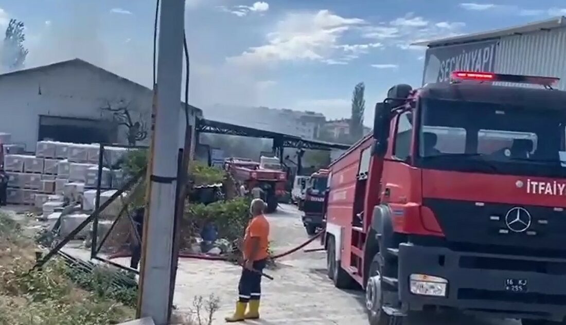 Gemlik’te inşaat malzeme deposu yandı Bursa’nın Gemlik ilçesinde bir inşaat firmasına ait depoda yangın çıktı.