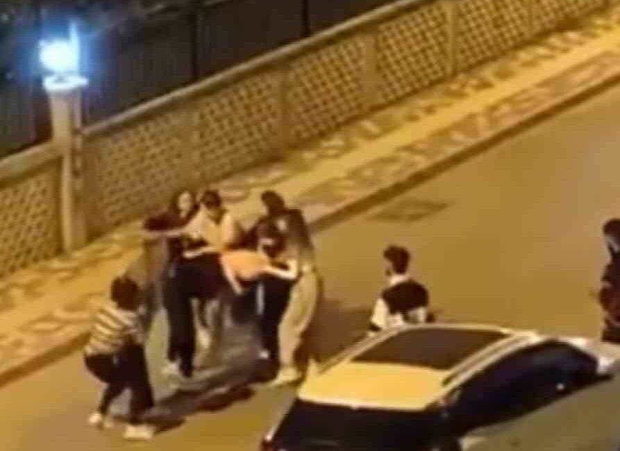 Bursa’nın Osmangazi ilçesinde bit grup kadın sokak ortasında kavga etti.