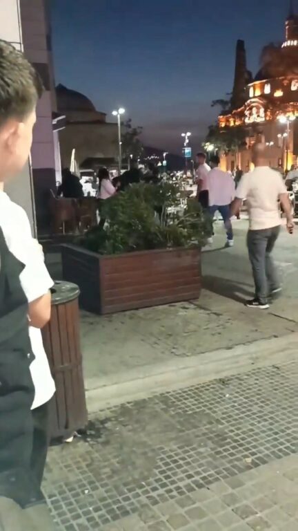 Bursa’da sokak ortasında kılıçlı kavga Bursa'nın Yıldırım ilçesinde, iki grup arasında çıkan kavgada bir şüpheli