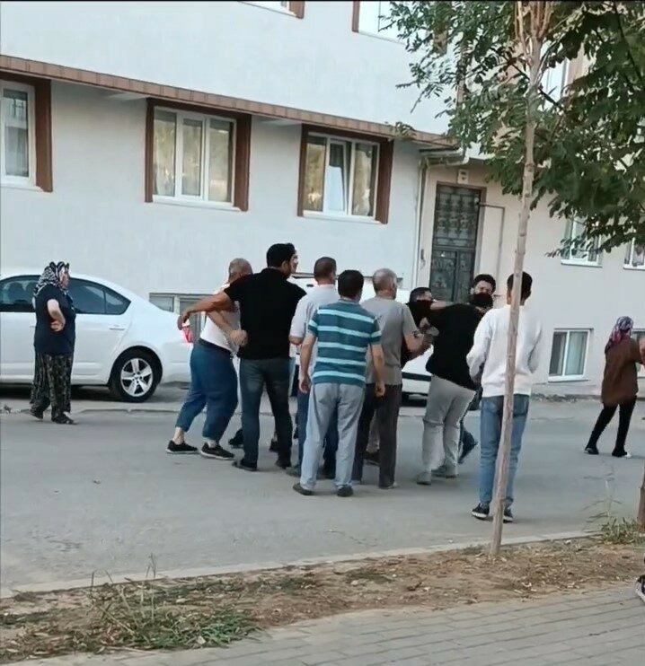 Bursa’da gürültü yüzünden birbirlerini yumrukladılar Bursa'nın Nilüfer ilçesinde, iki komşu aile gürültü meselesi yüzünden sokak