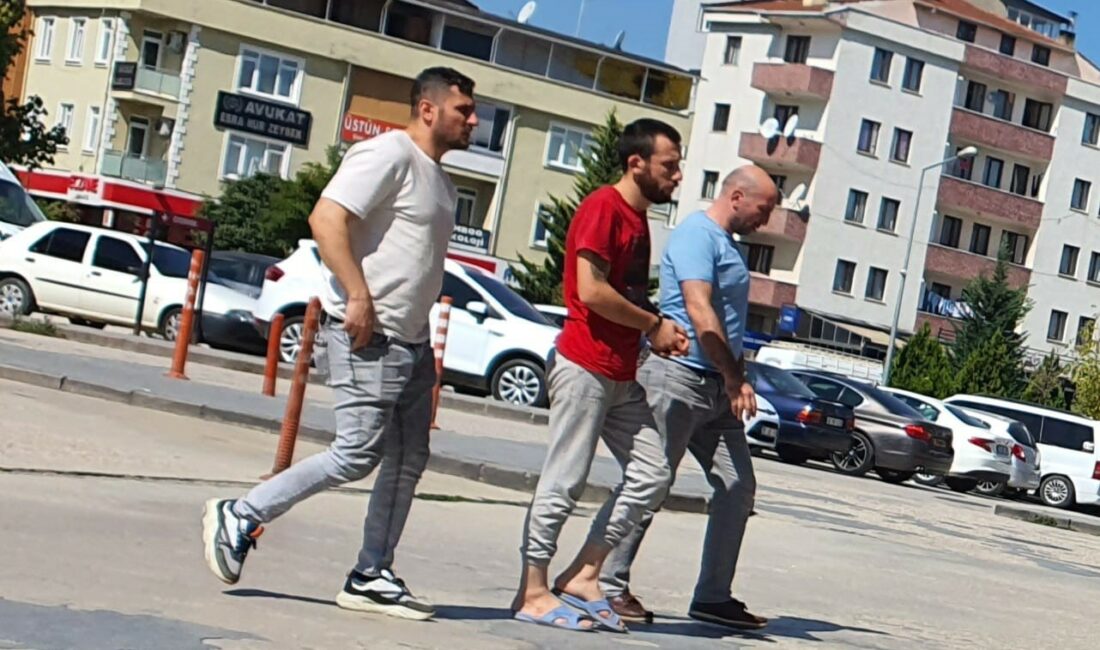 Bursa’da, oda arkadaşını sırtından bıçaklayan şüpheli tutuklandı Bursa’nın İnegöl ilçesinde aynı odada kaldığı arkadaşını bıçakla sırtından ağır