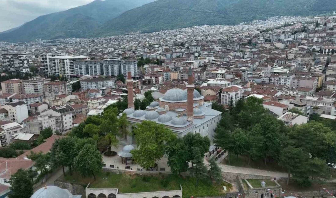 Bursa’daki o camiye sinekler giremiyor Bursa'nın Yıldırım ilçesinde bulunan 628 yıllık Yıldırım Beyazid Camii’ne sinekler