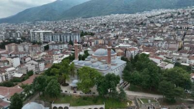 Bursa'nın Yıldırım ilçesinde bulunan 628 yıllık Yıldırım Beyazid Camii’ne sinekler