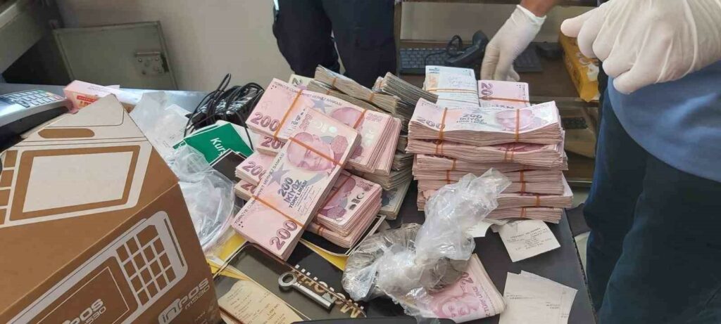 Bursa’daki “Terkinler Çetesi” fırıncıları bezdirmiş Bursa’nın İnegöl ilçesinde tefecilik yapıp yüzlerce kişinin ev, iş yeri,