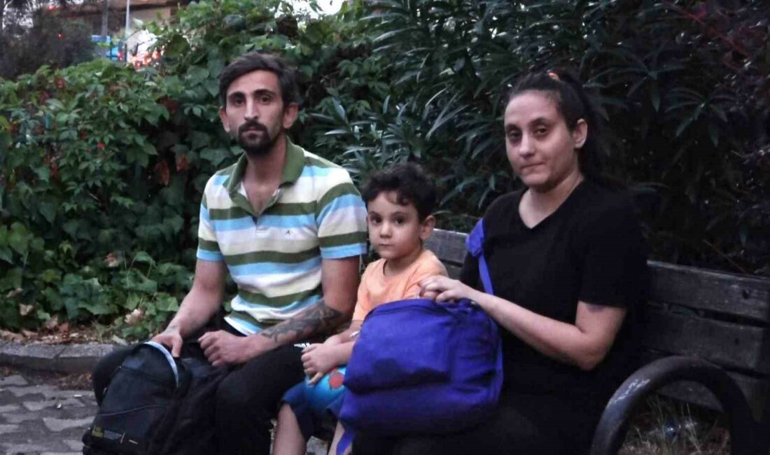 Bursa’da ev sahibi tarafından evden çıkarılan aile sokakta kaldı Bursa’da ev sahibi tarafından evinden çıkarılan çocuklu aile sokakta kaldı.