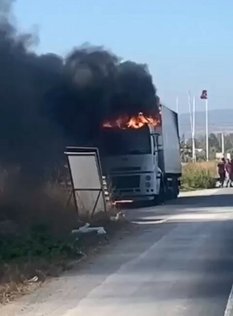 Bursa’da seyir halindeki tır yandı Bursa'da seyir halindeki bir tır yanarak kullanılamaz hale geldi.