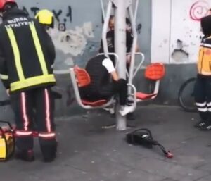 Bursa'nın Osmangazi ilçesinde, başını parktaki spor aletine sıkışan genci itfaiye