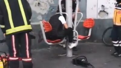 Bursa'nın Osmangazi ilçesinde, başını parktaki spor aletine sıkışan genci itfaiye