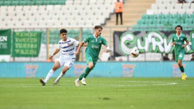 Bursaspor, TFF 2. Lig Beyaz Grup 3. hafta maçında, sahasında