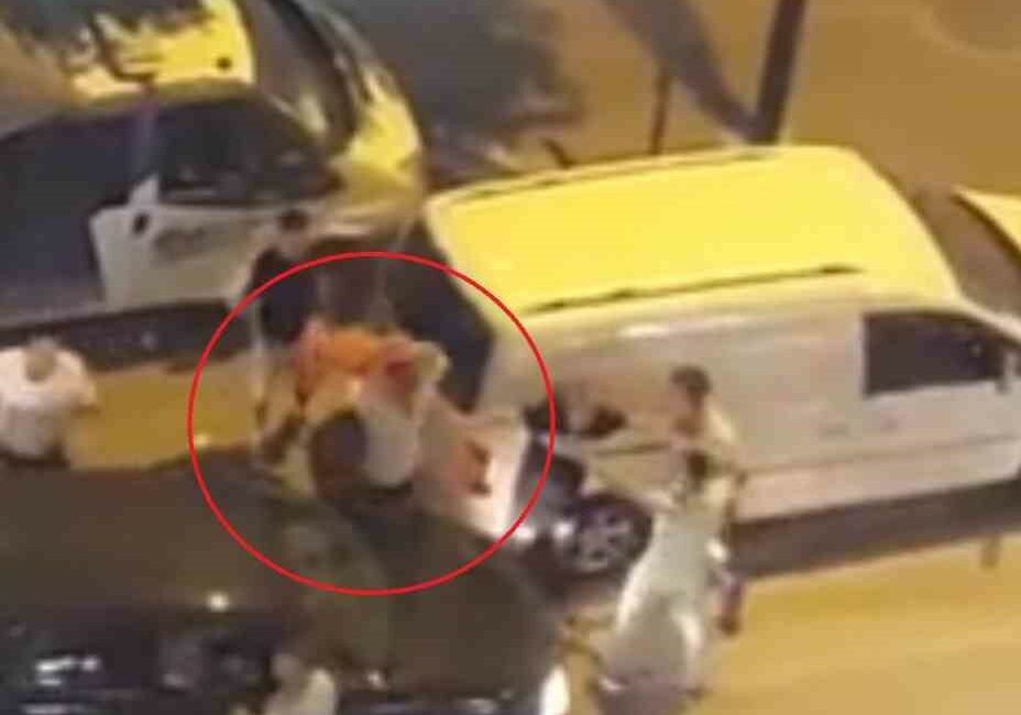 Bursa’da dubalı trafik kavgası Bursa’da trafikte tartışma yaşayan iki grup arasında çıkan kavgada taraflardan