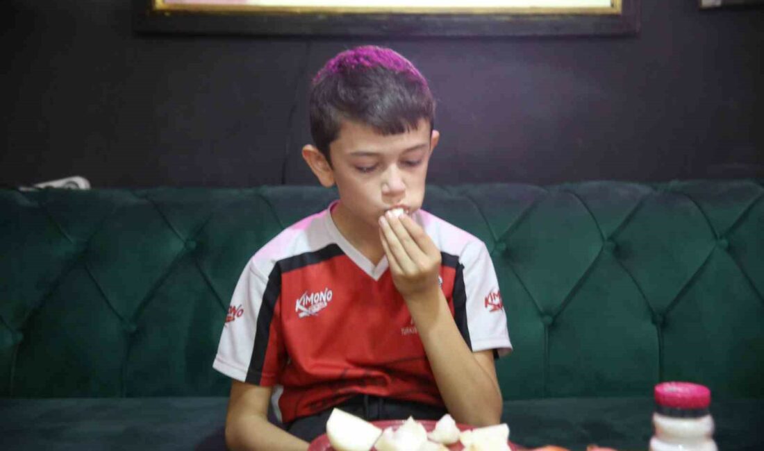 Bursa’da çocukluğundan beri sarımsak ve soğan yemeye doymayan 12 yaşındaki