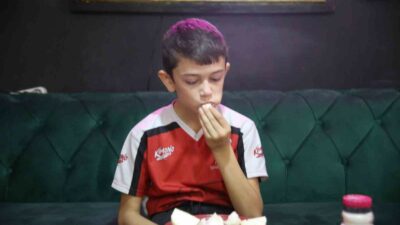 Bursa’da çocukluğundan beri sarımsak ve soğan yemeye doymayan 12 yaşındaki