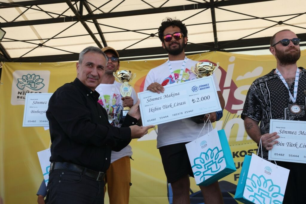 20 üniversiteden gençler Nilüfer’de Uçuş Festivali’nde buluştu NİLÜFER BELEDİYESİ’NİN DÜZENLEDİĞİ “UNİ UÇUŞ GÜNLERİ KOSTÜMLÜ UÇUŞ FESTİVALİ”NDE GÖKYÜZÜ