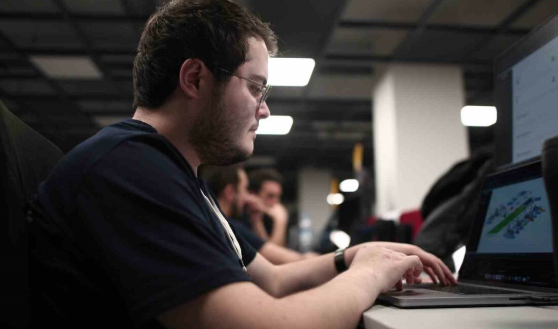 3 gün uyumadan yazılım geliştirmek için yarıştılar BİLGİ TEKNOLOJİSİ ÇÖZÜMLERİNE İLİŞKİN İHTİYAÇ VE BEKLENTİLERİ SEKTÖREL BAZDA KARŞILAYARAK