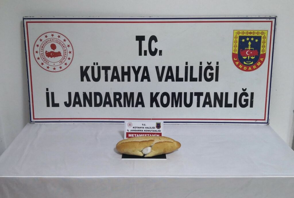 Bursa’dan Kütahya’ya ekmek arası uyuşturucu sevkiyatı Bursa'dan Kütahya'ya ekmeğin arasına gizlediği uyuşturucuyu götüren şüpheli gözaltına alındı.